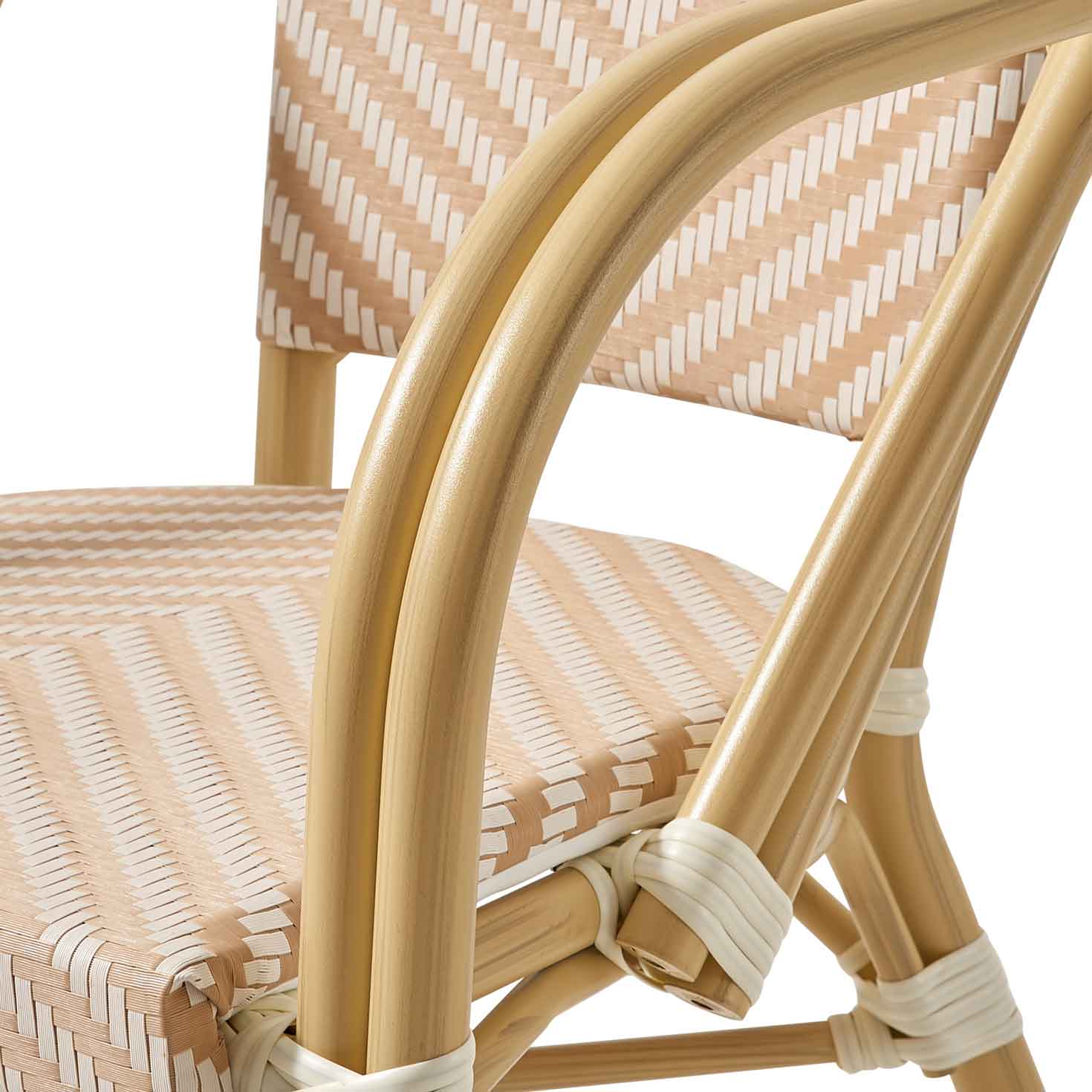 Zypern Arm Cream White Outdoorstuhl mit Armlehnen und Flechtmuster in Rattan-Optik – Detailansicht Armlehne