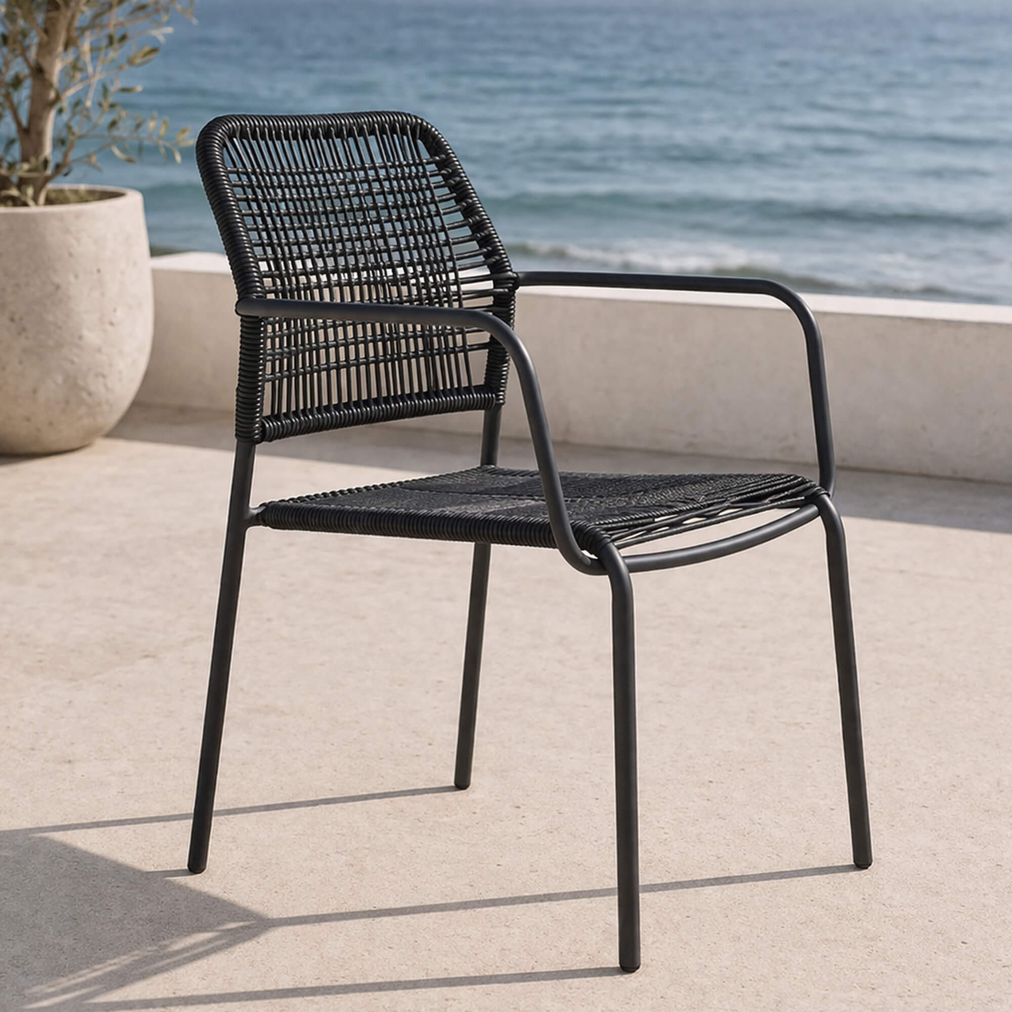 Outdoorstuhl Cordone Anthrazit am Wasser Outdoorstuhl Cordone – anthrazitfarbener Outdoorstuhl mit Rope-Geflecht auf Holzdeck am Wasser