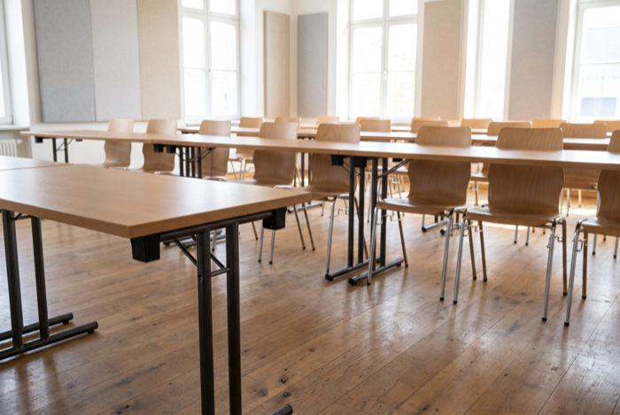 Konferenztische mit Stühlen in hellem Raum