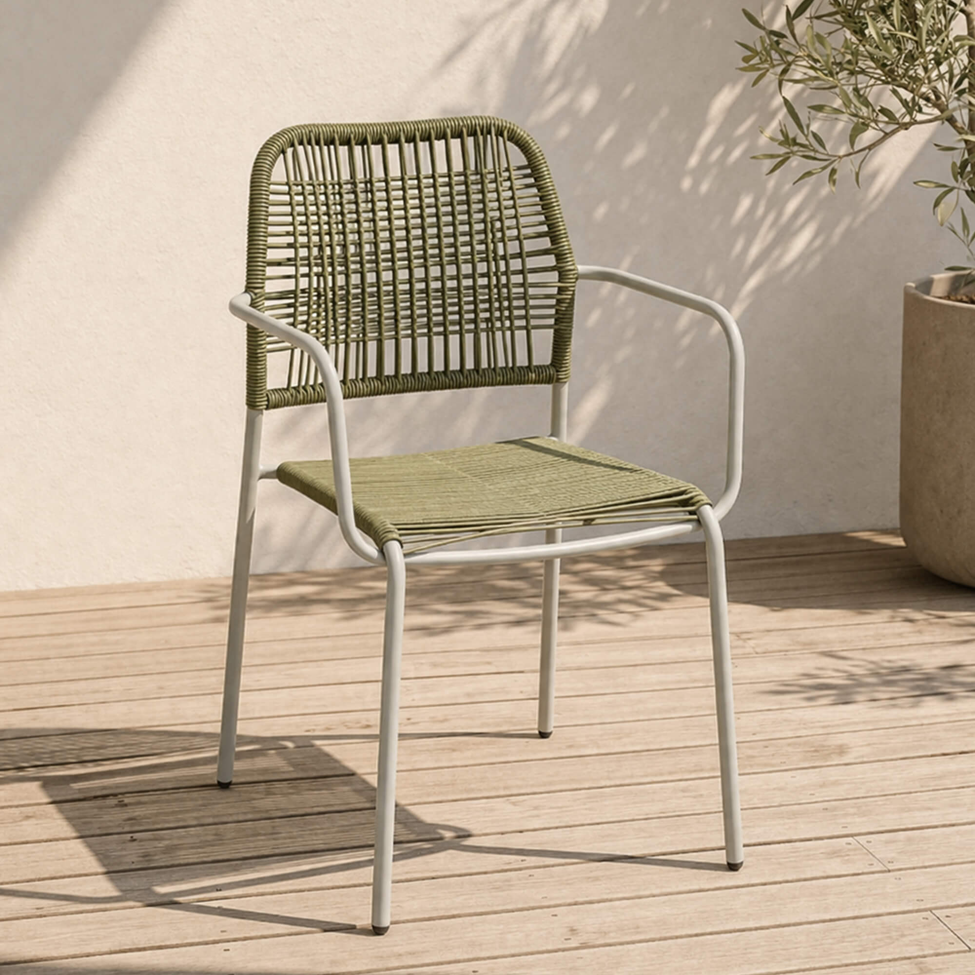 Armlehnenstuhl Cordone – grüner Outdoor-Armlehnenstuhl aus Rope-Geflecht auf sonniger Terrasse an einer Poolbar