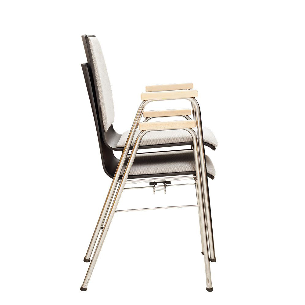 Konferenzstuhl Eruno-220-A50 mit Sitz- und Rückenpolster, Holzlehne, Armlehnen und verchromtem Gestell Gestapelt