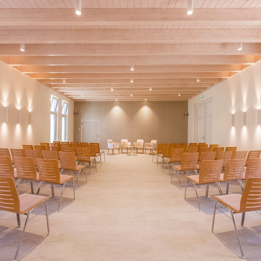 Konferenzstuhl Eruno-400, verchromtem Metallgestell, stapelbar Thomas Hanuschka Bestattungshaus Illgen/Foto: Alexander Führer, München