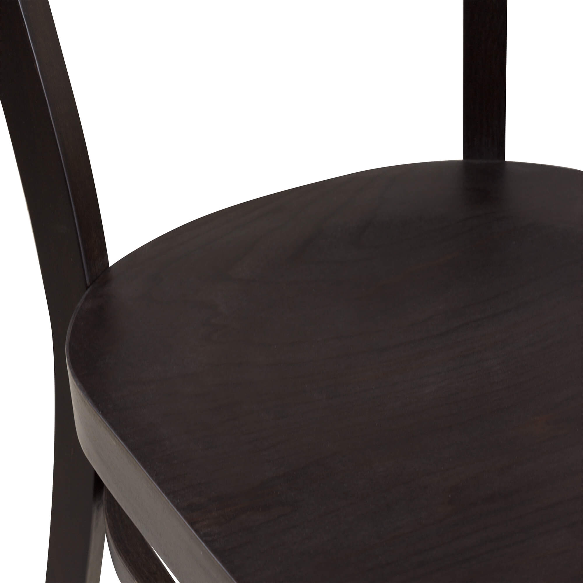 Detailansicht der Sitzfläche des Holzstuhls Lugona: dunkel gebeiztes Massivholz mit ergonomischer Sitzmulde.