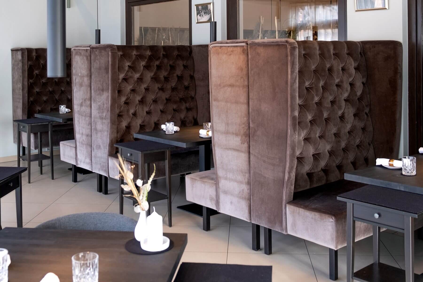 Hochbank-Sitzbereich im Restaurant Hochbank-Sitzbereich im Restaurant von ERCK Bad Schönborn mit Polsterbänken und Tischen