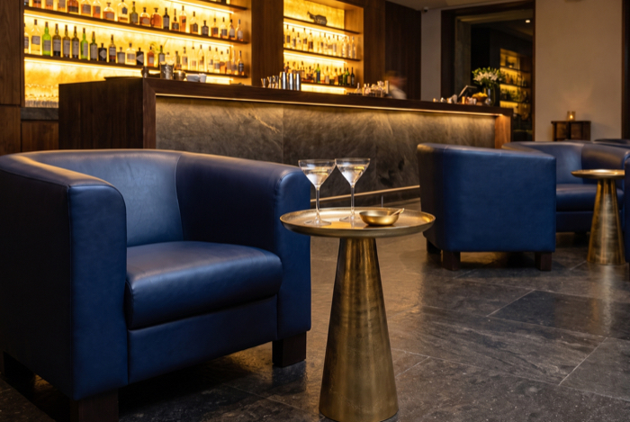 Blaue Loungesessel mit Beistelltisch an Bar