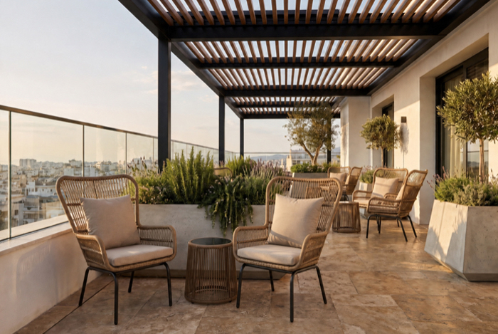 Outdoor-Loungesessel unter überdachter Terrasse