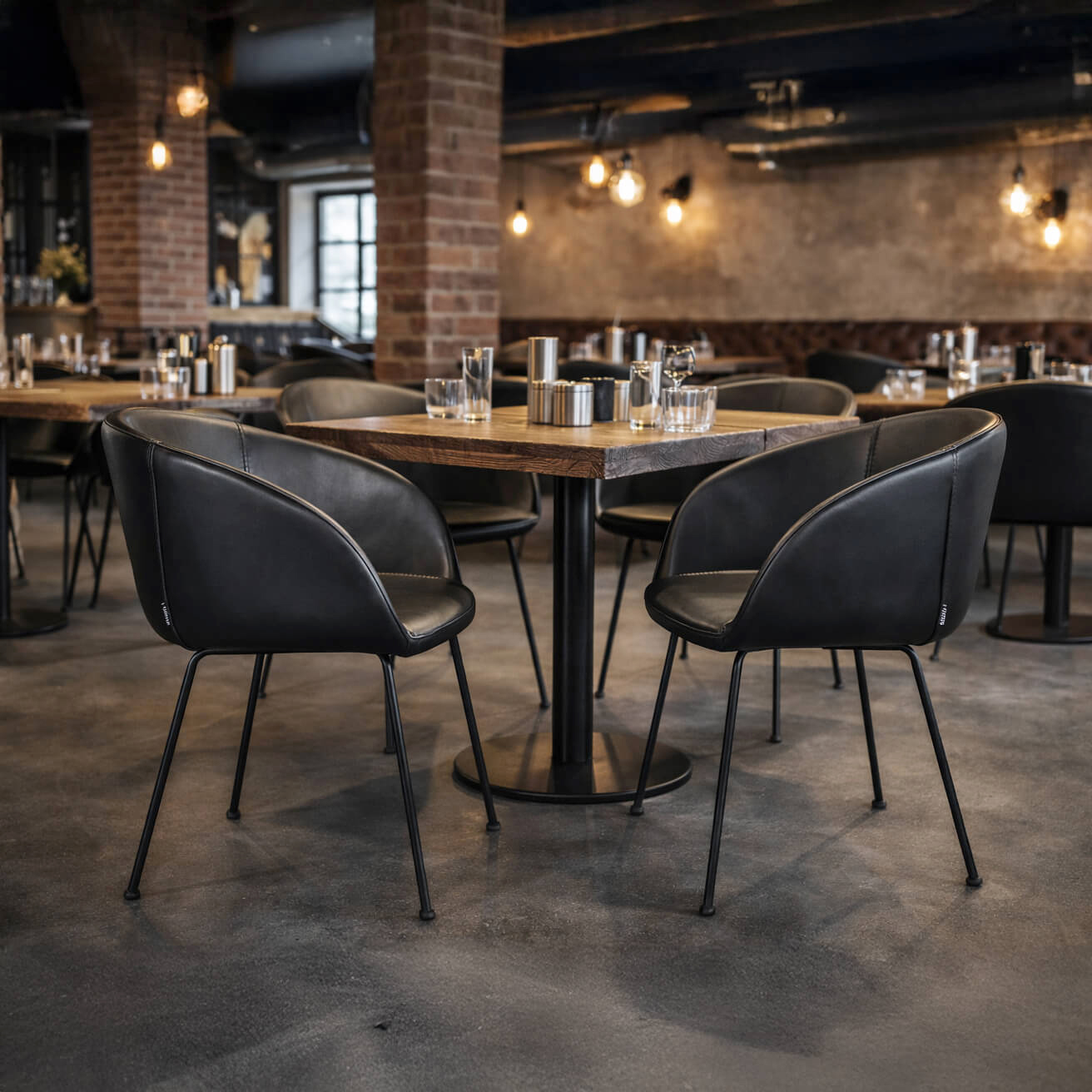 Estara Antique Black Indoorstuhl mit Armlehnen und Vollpolsterung – Stimmungsbild im Restaurant