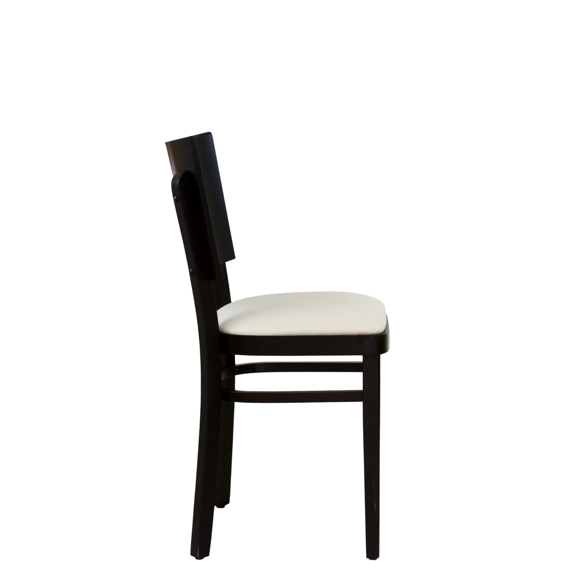 Muno-P, Seitenansicht: klassischer Holz-Gastronomiestuhl mit cremefarbenem Polstersitz und stabilen Querstreben.