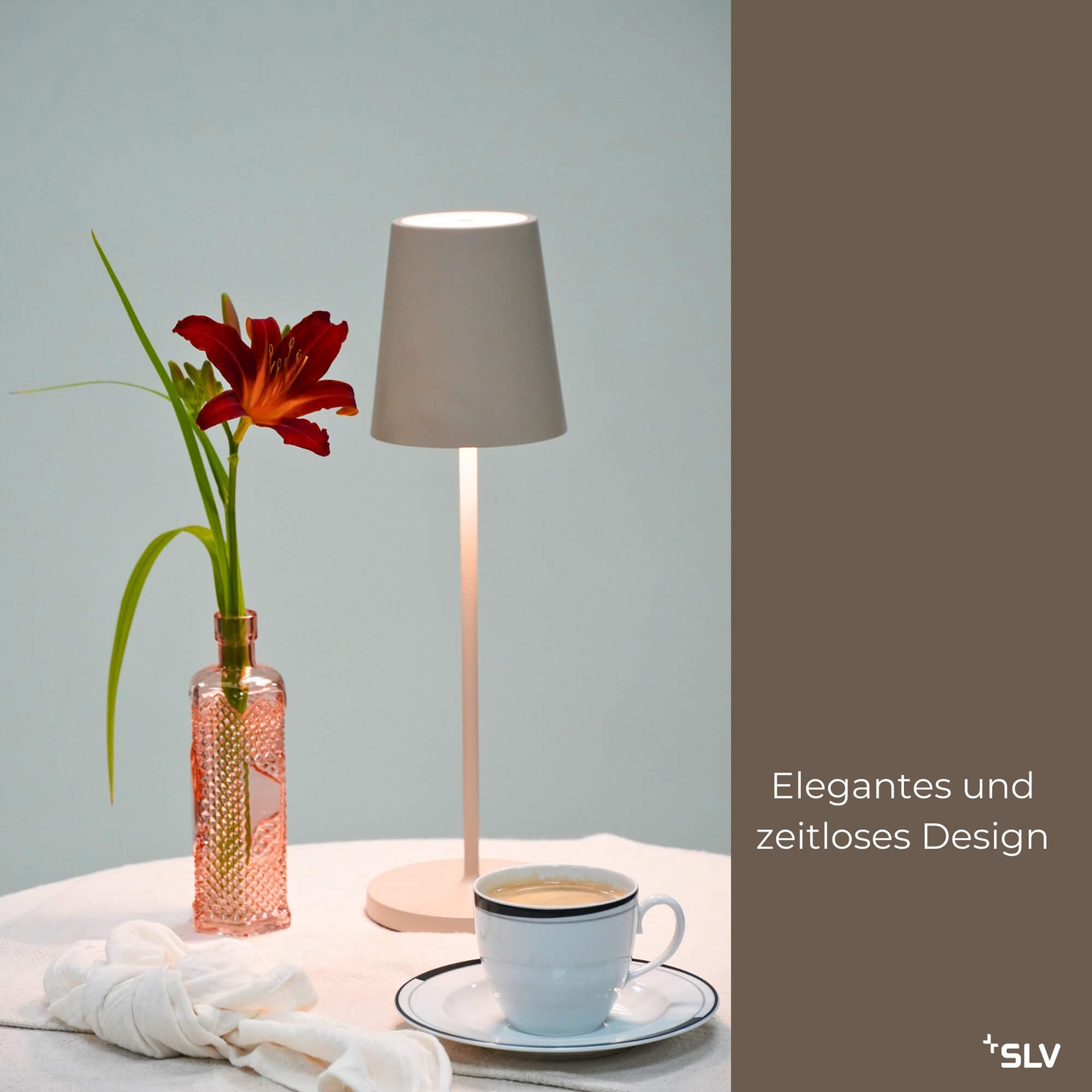 outdoorlampe Vinolina in sand mit elegantem und zeitlosem Design outdoorlampe Vinolina in Beige auf gedecktem Tisch mit Kaffeetasse und Blumenvase, elegantes und zeitloses Design