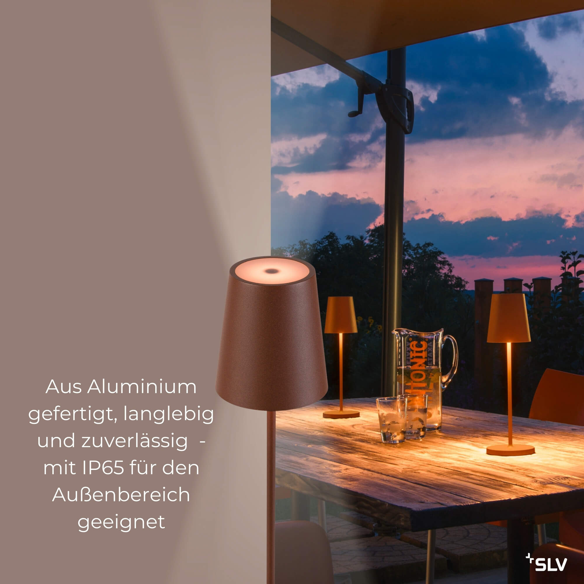Outdoorlampe Vinolina Rost mit IP65-Schutz für Terrasse und Gastronomie Outdoorlampe Vinolina Rost auf beleuchtetem Terrassentisch im Außenbereich