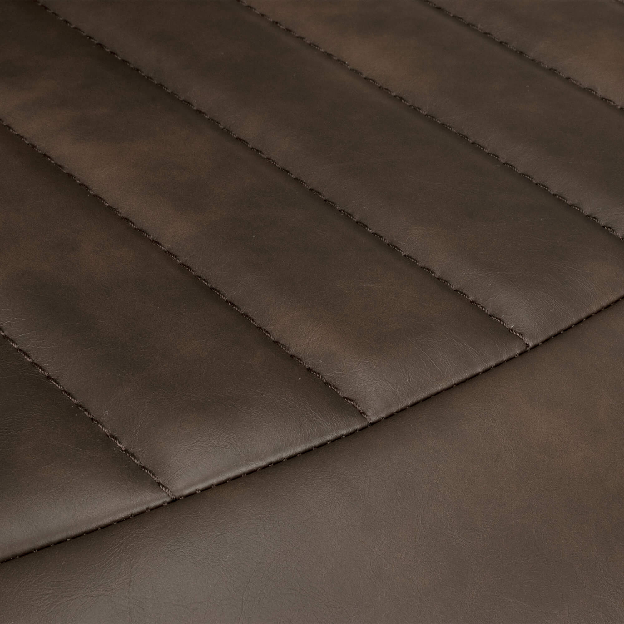 polsterstuhl_monte_carlo_brown_detail_bezug Polsterstuhl mit Armlehne Monte Carlo Brown – Detail Bezug