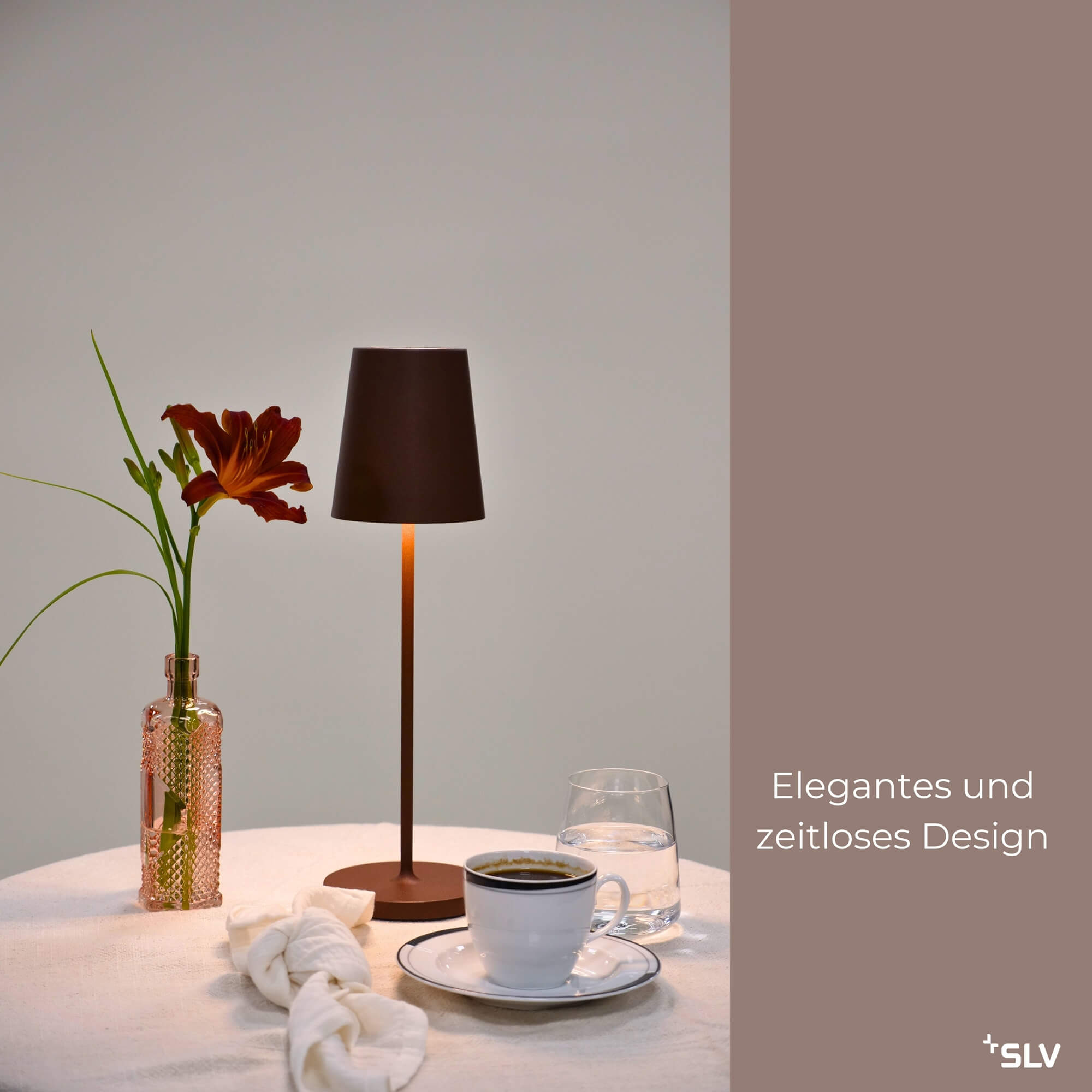 Outdoorlampe Vinolina Two Rost für stimmungsvolle Tischbeleuchtung in Gastronomie und Wohnbereich Outdoorlampe Vinolina Two Rost als stilvolle Tischleuchte neben Blumenvase und Kaffeegedeck