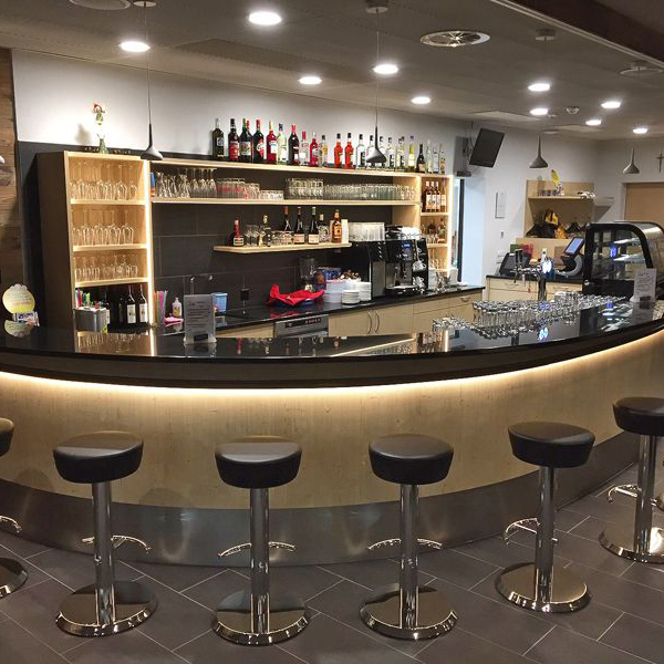 gastronomie-barhocker-suna-480-_3 Café Central, Grächen (CH) / Foto: AW Holzbau,Grächen (CH)