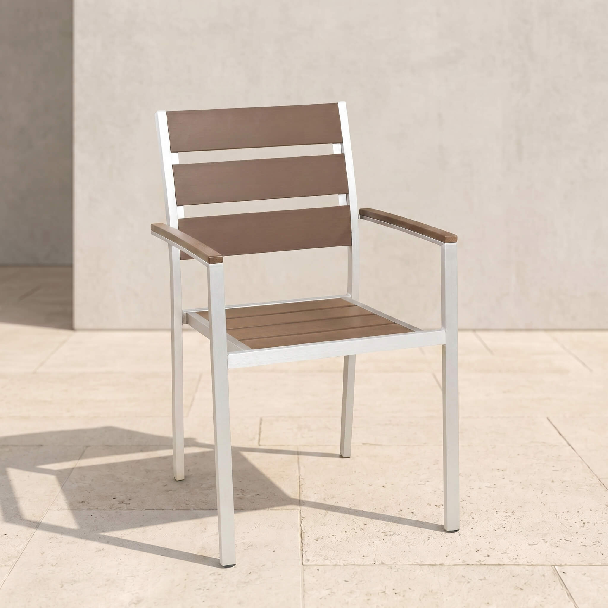 Stapelbarer Outdoorstuhl in Kastanie für Außenbereich und Gastronomie Stapelbarer Outdoorstuhl in Kastanie mit Armlehnen auf sonniger Terrasse