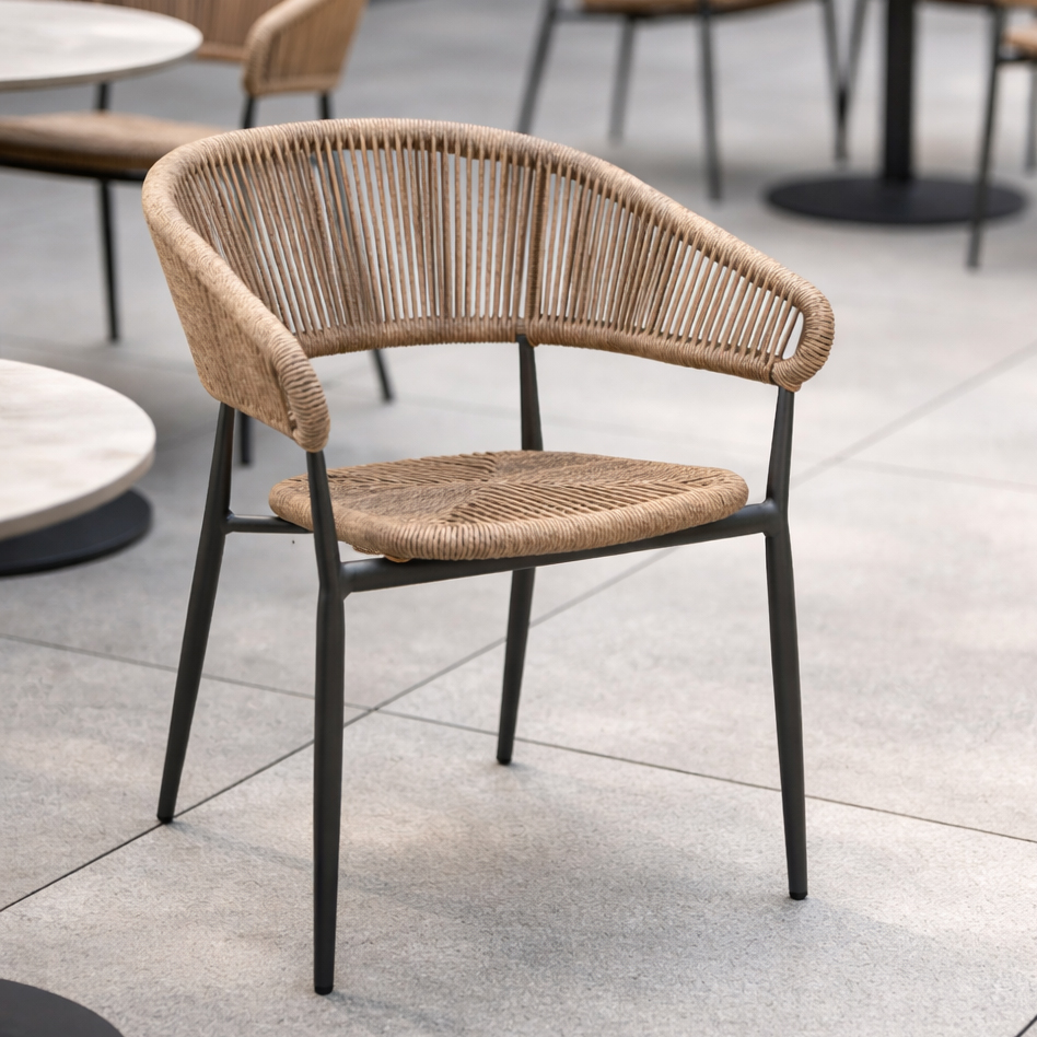 terrassenstuehle_gastronomie_jacora_wheat_milieubild_einzeln Jacora wheat Outdoorstuhl mit Geflecht – Milieubild Einzeln