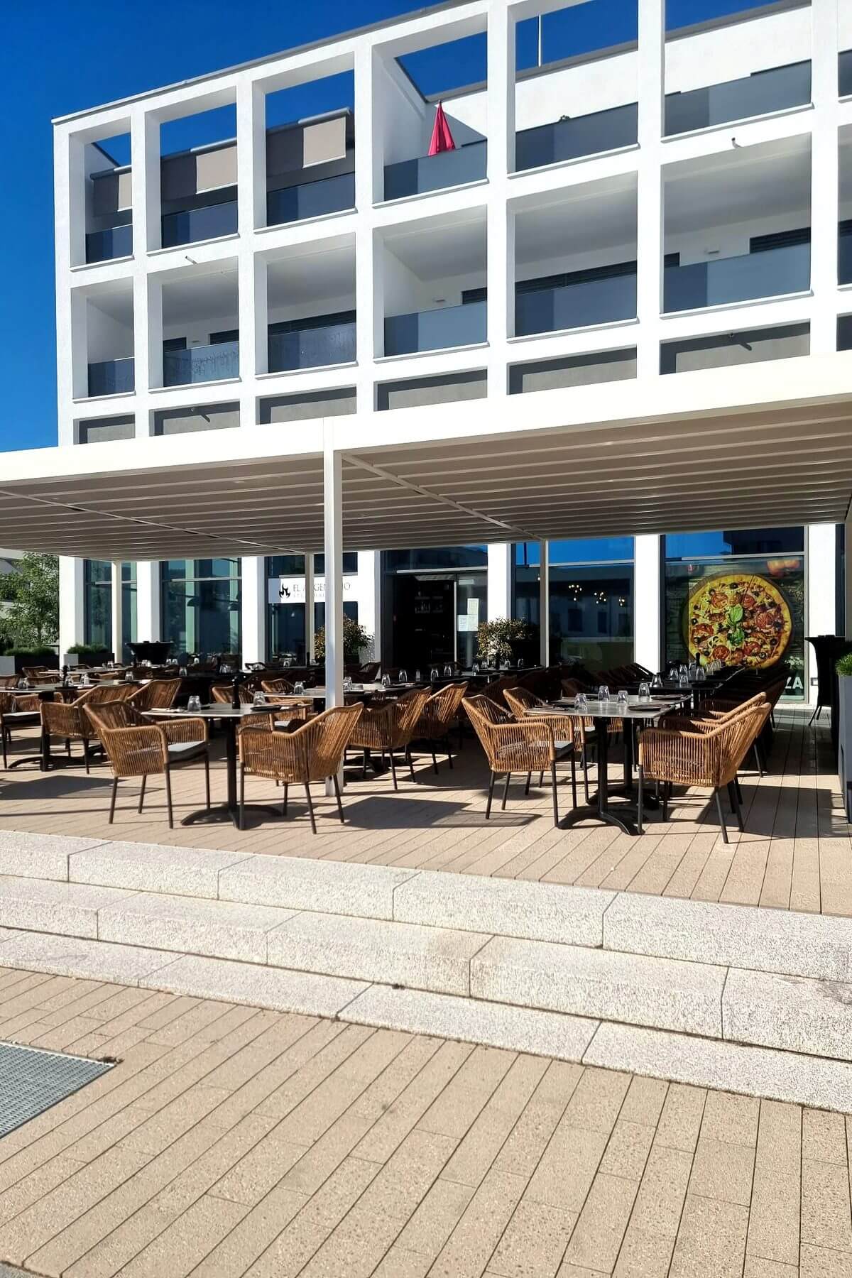 Außenansicht der Terrasse des El Argentino Außenansicht der Terrasse des El Argentino Steakhauses in Lauchringen mit Sitzplätzen vor dem Gebäude