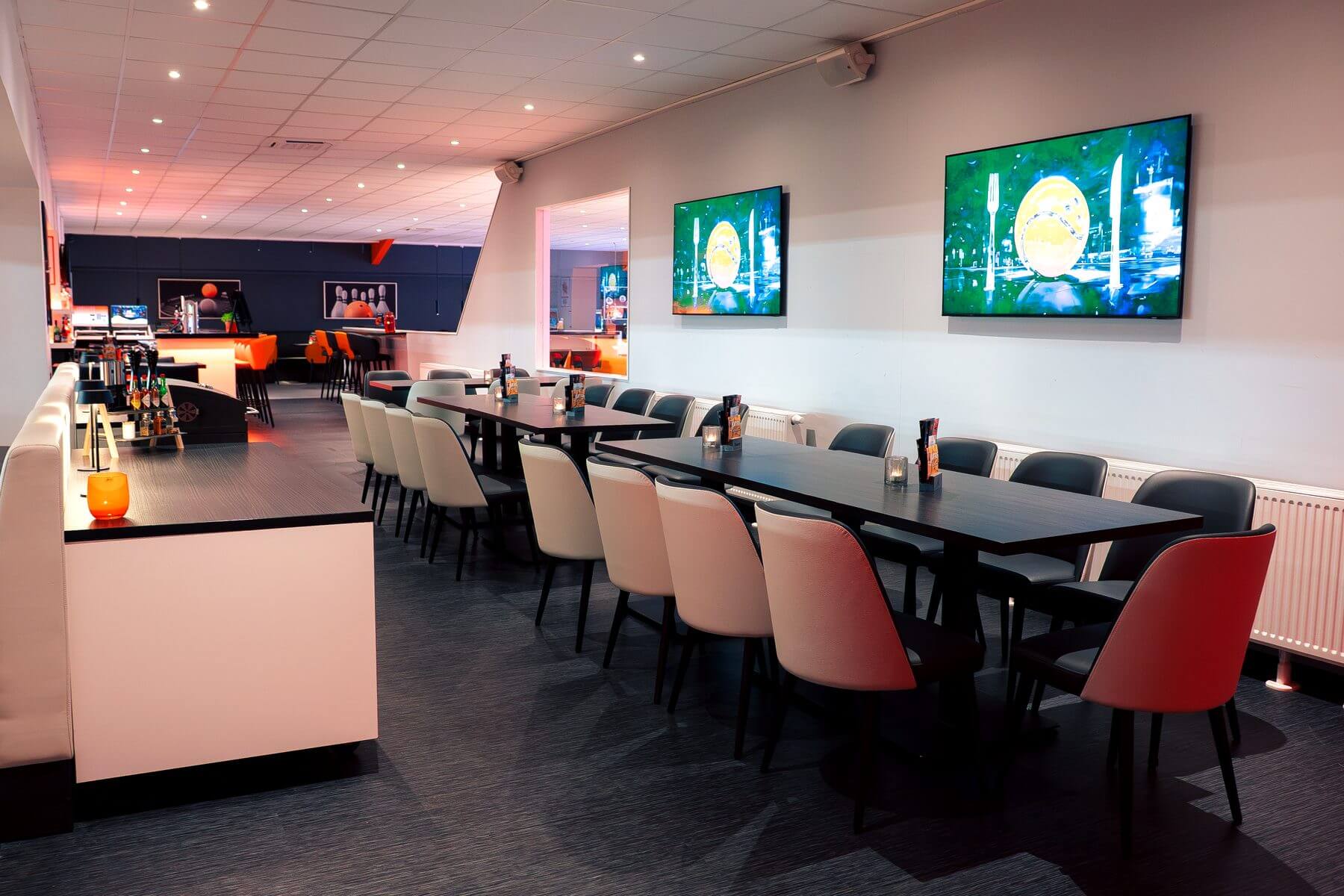 Tischreihe an der TV-Wand Tischreihe an der TV-Wand in der Players Lounge Finnentrop mit Sportsbar-Sitzplätzen