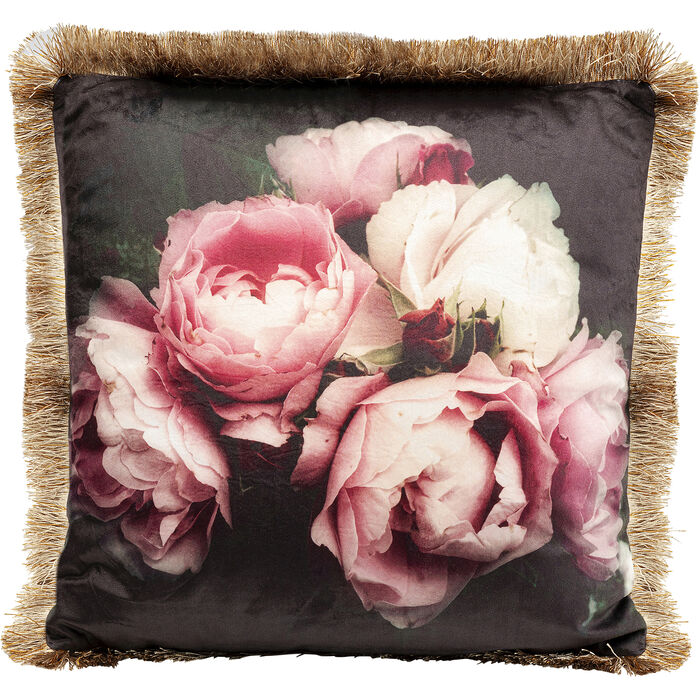 Kissen Blush Roses 45x45 cm mit großflächigem Rosenmotiv in Rosé- und Cremetönen sowie dekorativem Fransenrand auf dunklem Stoff