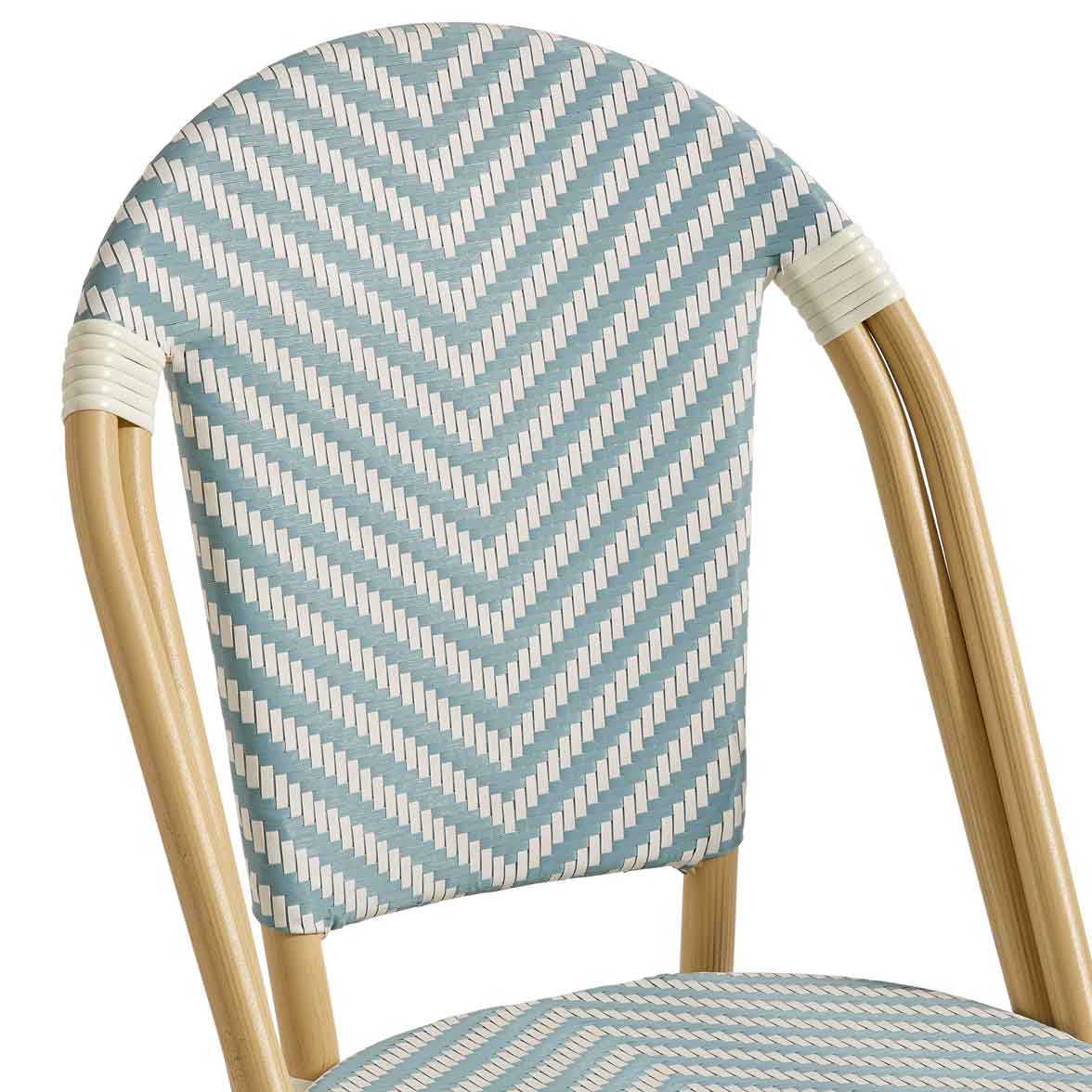 Zypern Blue White Outdoorstuhl mit Rückenlehne im hellblau-weißen Flechtmuster – Detailansicht Rückenlehne