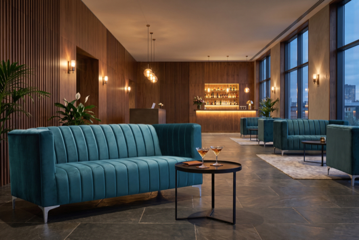 Blaues Loungesofa mit Couchtisch im Gastraum