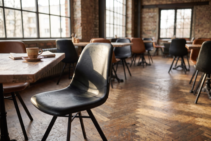 Schwarzer Industrialstuhl an Restauranttisch