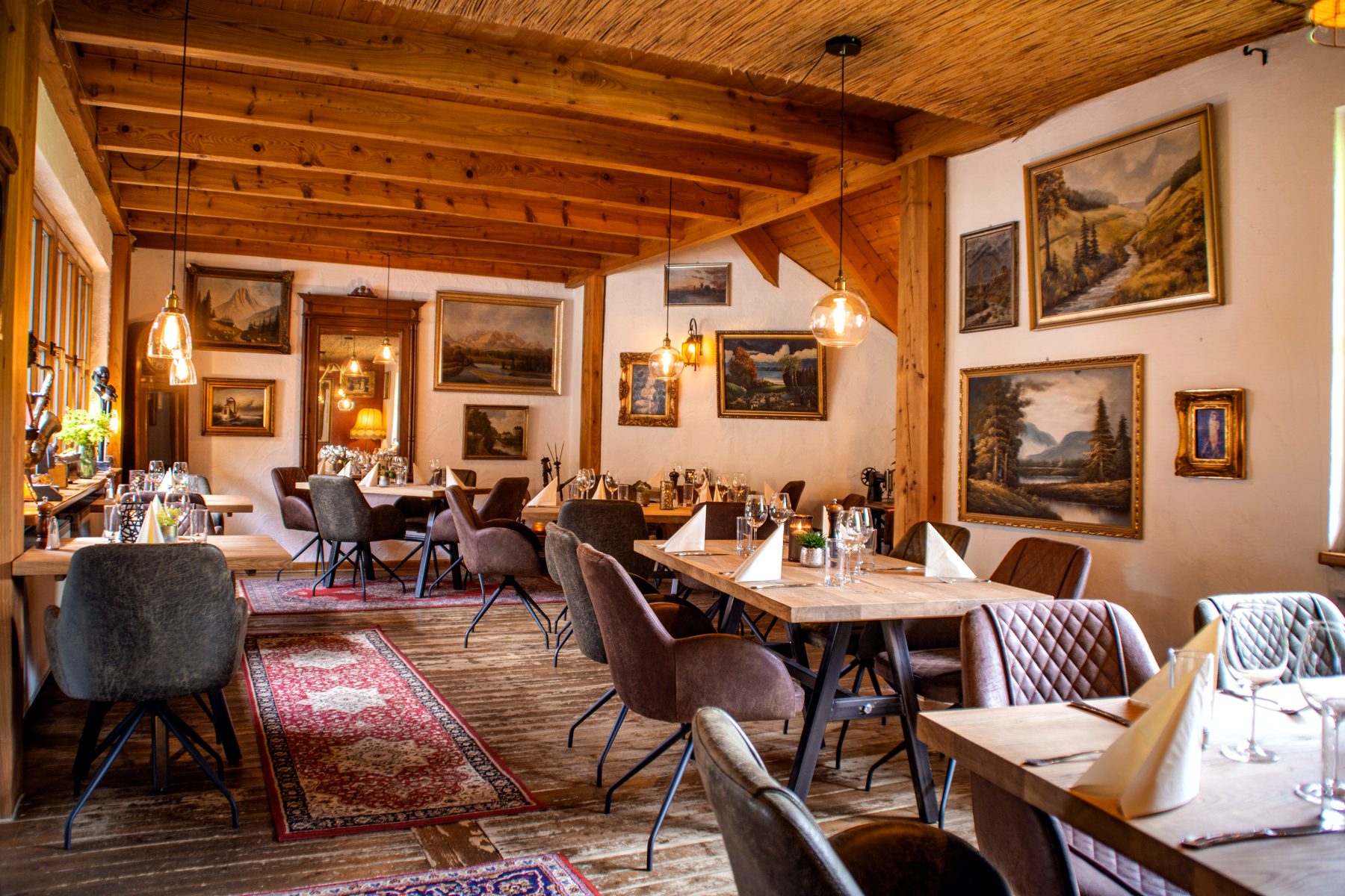 Altes Wohnzimmer in der Eifeler Seehütte Rieden Altes Wohnzimmer in der Eifeler Seehütte in Rieden mit Holztischen und gedeckten Tischgruppen