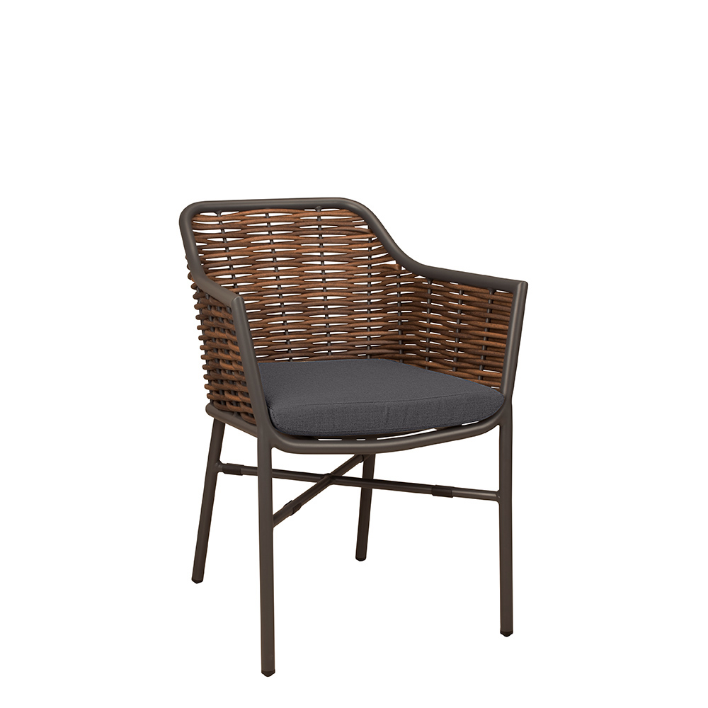 terrassenstuehle_gastronomie_orkney_natur_front Orkney Natur Outdoorstuhl mit Armlehnen und Geflecht – Frontalansicht