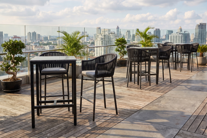 Stehtische mit Hockern auf Dachterrasse
