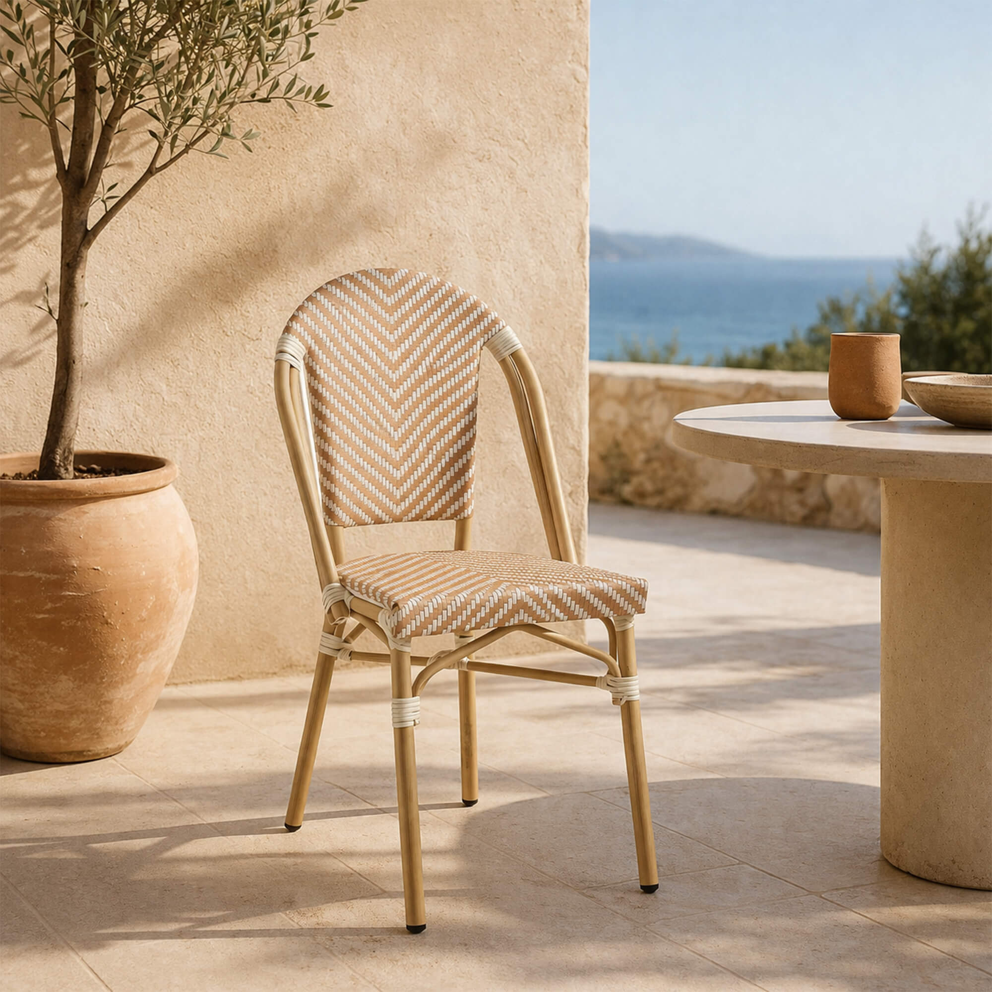 Bistrostuhl Zypern Cream White auf Gartenterrasse