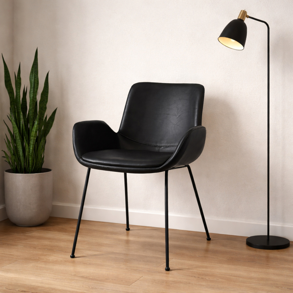 Rito Antique Black Indoorstuhl mit Armlehnen und Vollpolsterung – Stimmungsbild