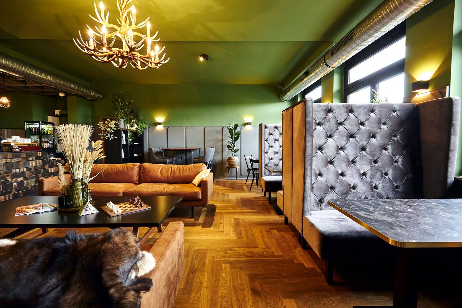 Gastraum und Lounge bei ERCK Gastraum und Lounge bei ERCK Bad Schönborn mit grüner Decke, Sofa und Banksystemen