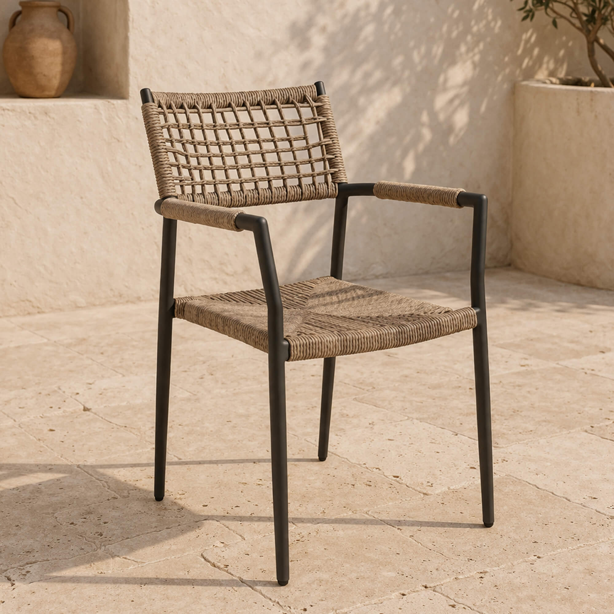 Gastronomiestuhl Outdoorstuhl Sisson Wheat – Outdoorstuhl mit Rope-Geflecht und Armlehnen auf Holzterrasse im Garten