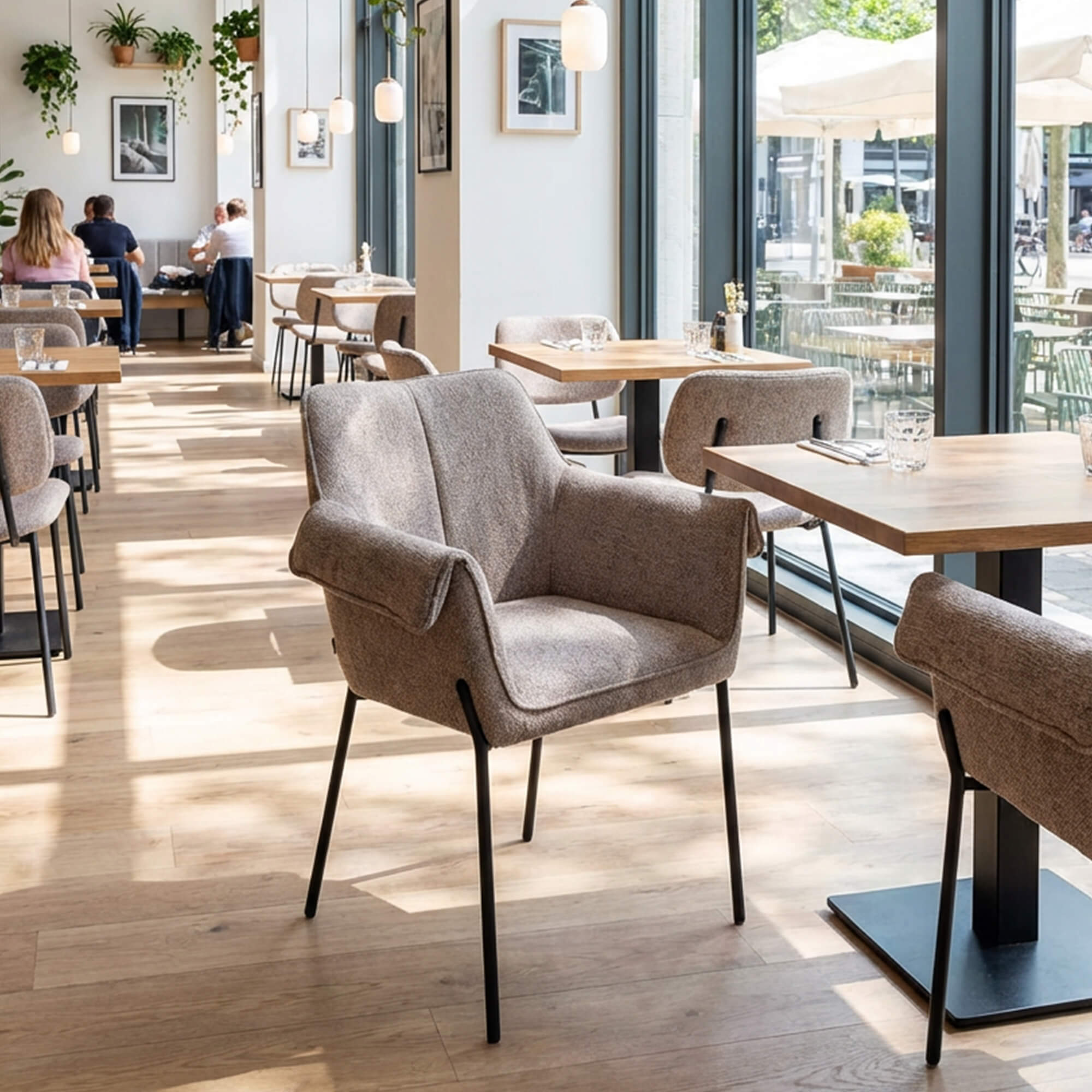 Polsterstuhl Bassoto – eleganter Polsterstuhl mit Armlehnen in modernem Gastronomie-Innenraum
