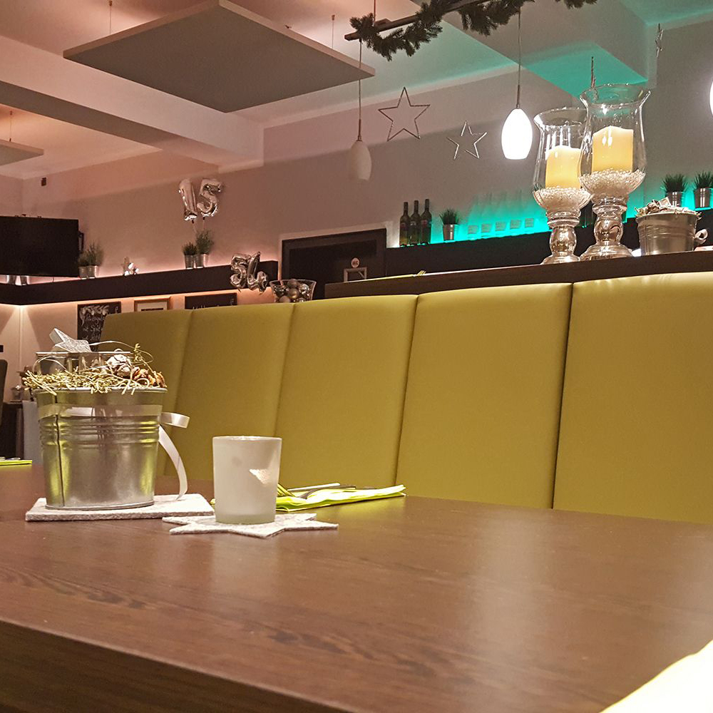 gastronomie-sitzbank-q-103-s-_4_2694 Gastrositzbank mit Sockel in der MietBar Eventlocation Rheda-Wiedenbrück