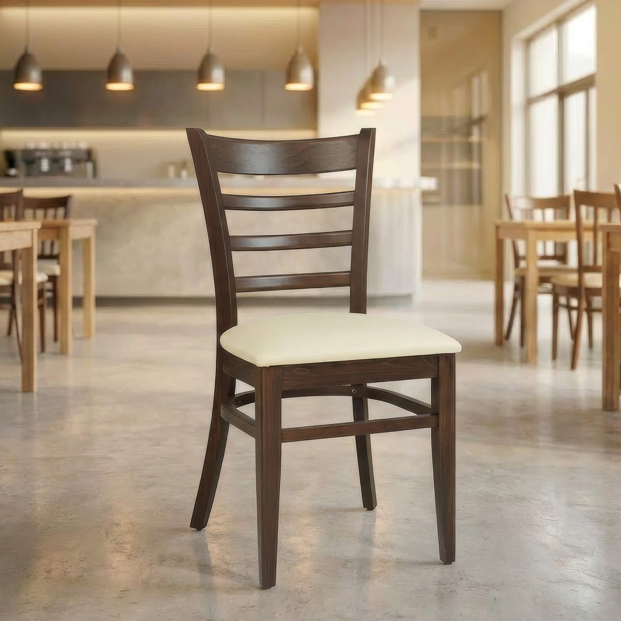 Gastronomie Holzstuhl Hera P als eleganter Restaurantstuhl mit heller Polsterung Gastronomie Holzstuhl Hera P aus dunklem Holz mit heller Sitzpolsterung in stilvollem Innenbereich