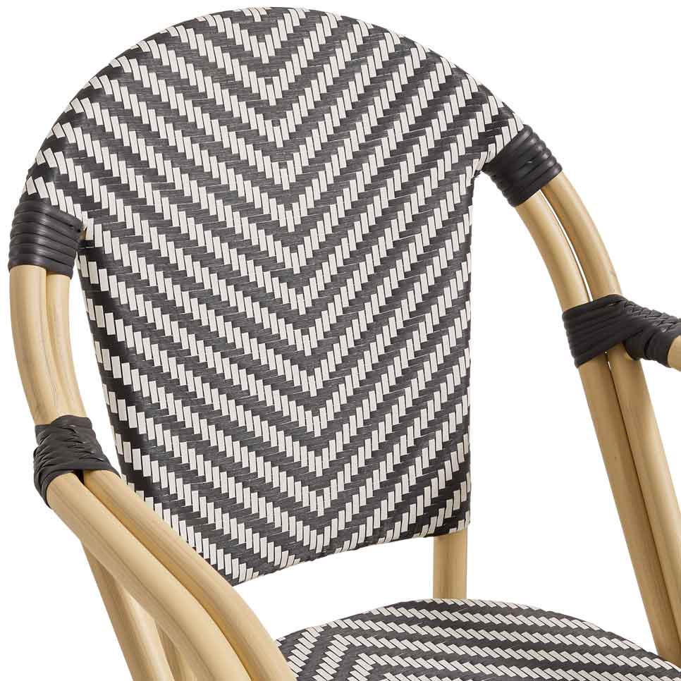 Zypern Arm Black White Outdoorstuhl mit Armlehnen und schwarz-weißem Flechtmuster – Detailansicht Rückenlehne