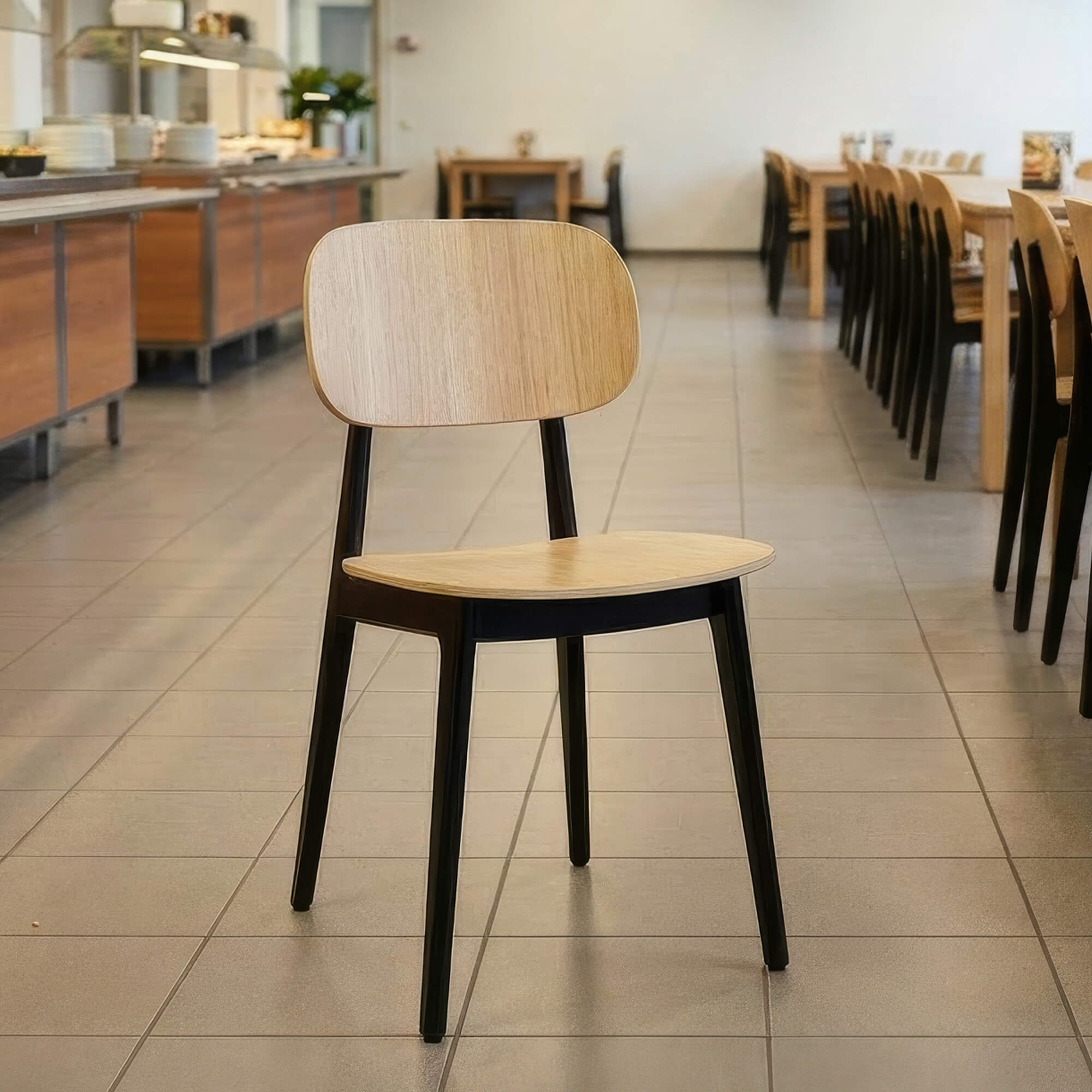 Gastronomiestuhl Holzstuhl Cunmpo H EB in Holzoptik mit schwarzen Beinen Gastronomiestuhl Holzstuhl Cunmpo H EB mit Holzsitz, Holzrücken und schwarzen Stuhlbeinen im Gastraum