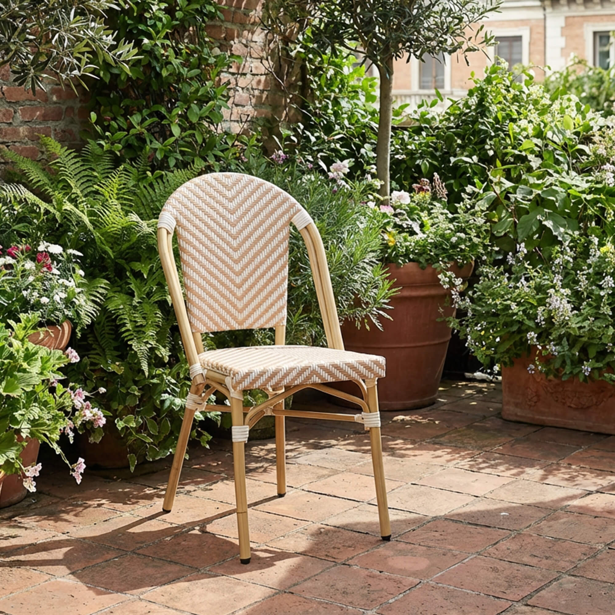 Bistrostuhl Zypern Cream White auf Gartenterrasse