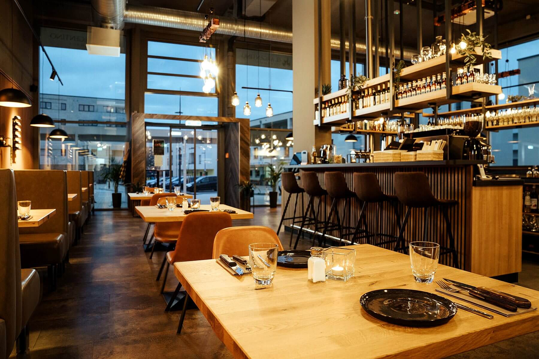 Bar- und Restaurantbereich im El Argentino Lauchringen Bar- und Restaurantbereich im El Argentino Steakhaus Lauchringen mit gedeckten Tischen und warmem Licht