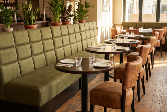 Grüne Polsterbank mit Sockel im Restaurant