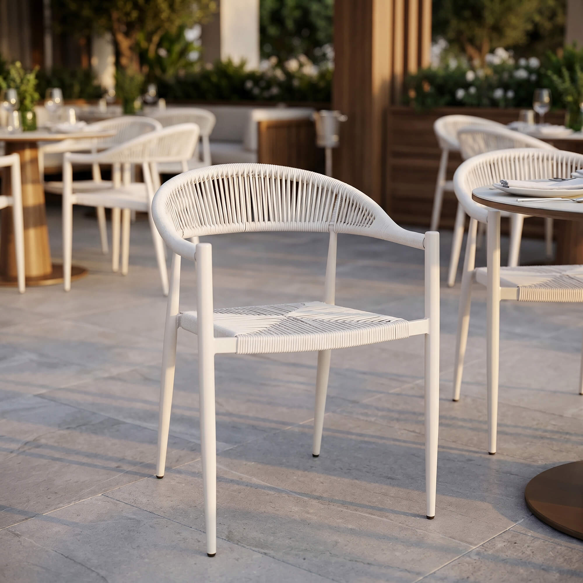 Outdoorstuhl Spidano X Greige für Terrasse und Gastronomie Outdoorstuhl Spidano X Greige mit Geflecht auf eleganter Restaurantterrasse