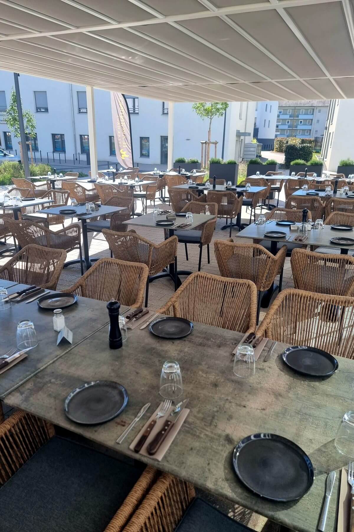 Tischgruppen auf der Terrasse des El Argentino Tischgruppen auf der Terrasse des El Argentino Steakhauses in Lauchringen mit Outdoor-Sitzmöbeln
