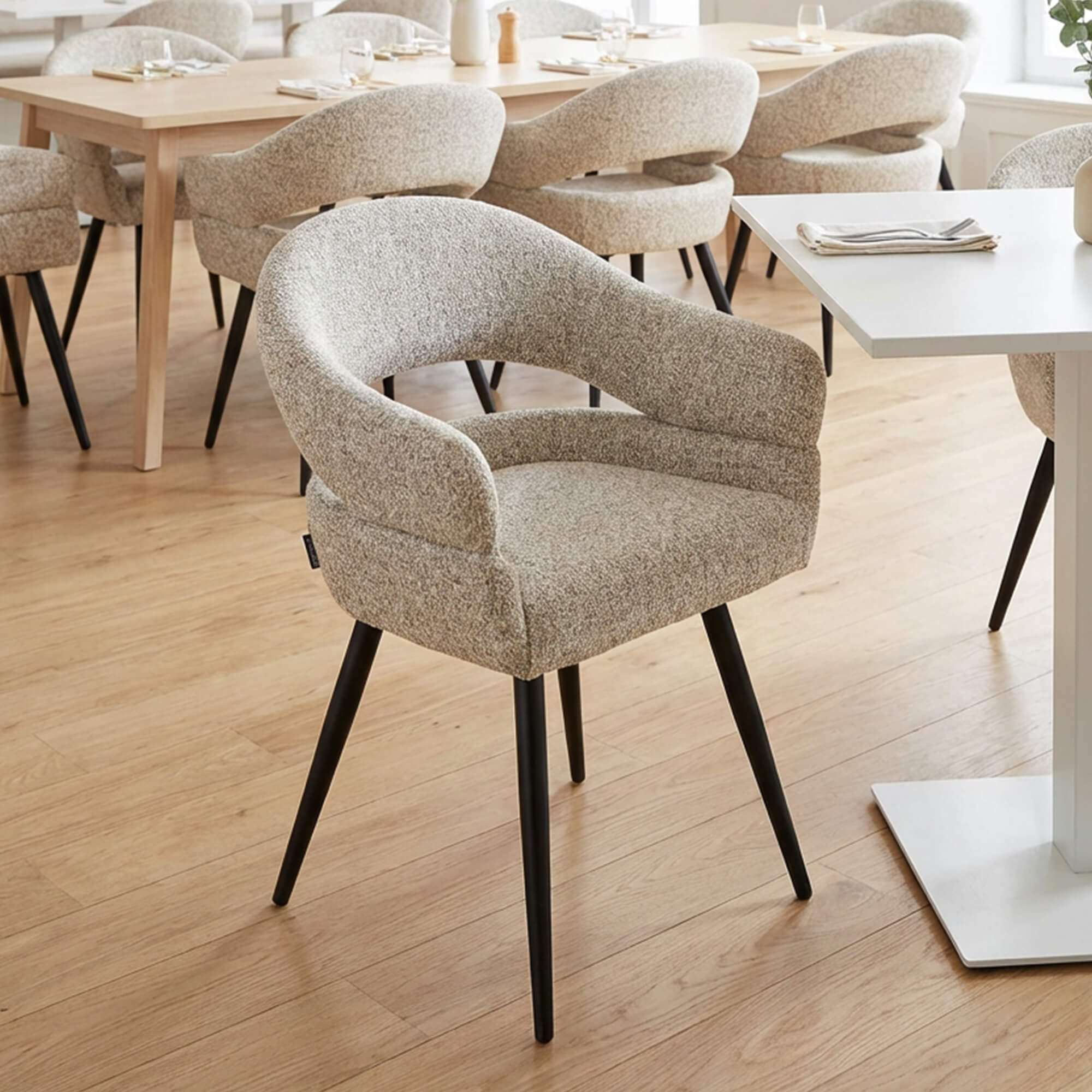 Gastronomiestuhl Livorno – gepolsterter Gastronomiestuhl in hellem Restaurant mit modernen Holztischen