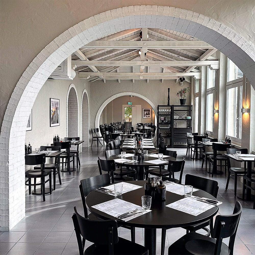 Holzstuhl_Lugona_Milieu_fratelli_rampinelli_GmbH_Maennedorf restaurant_fratelli_rampinelli_GmbH_Maennedorf