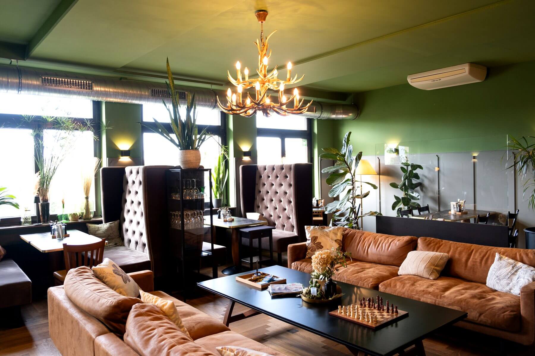 Lounge und Restaurantbereich bei ERCK Lounge und Restaurantbereich bei ERCK Bad Schönborn mit Sofa, Kronleuchter und Banksystemen