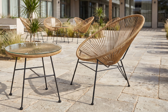 Runder Outdoor-Loungetisch mit Sesseln