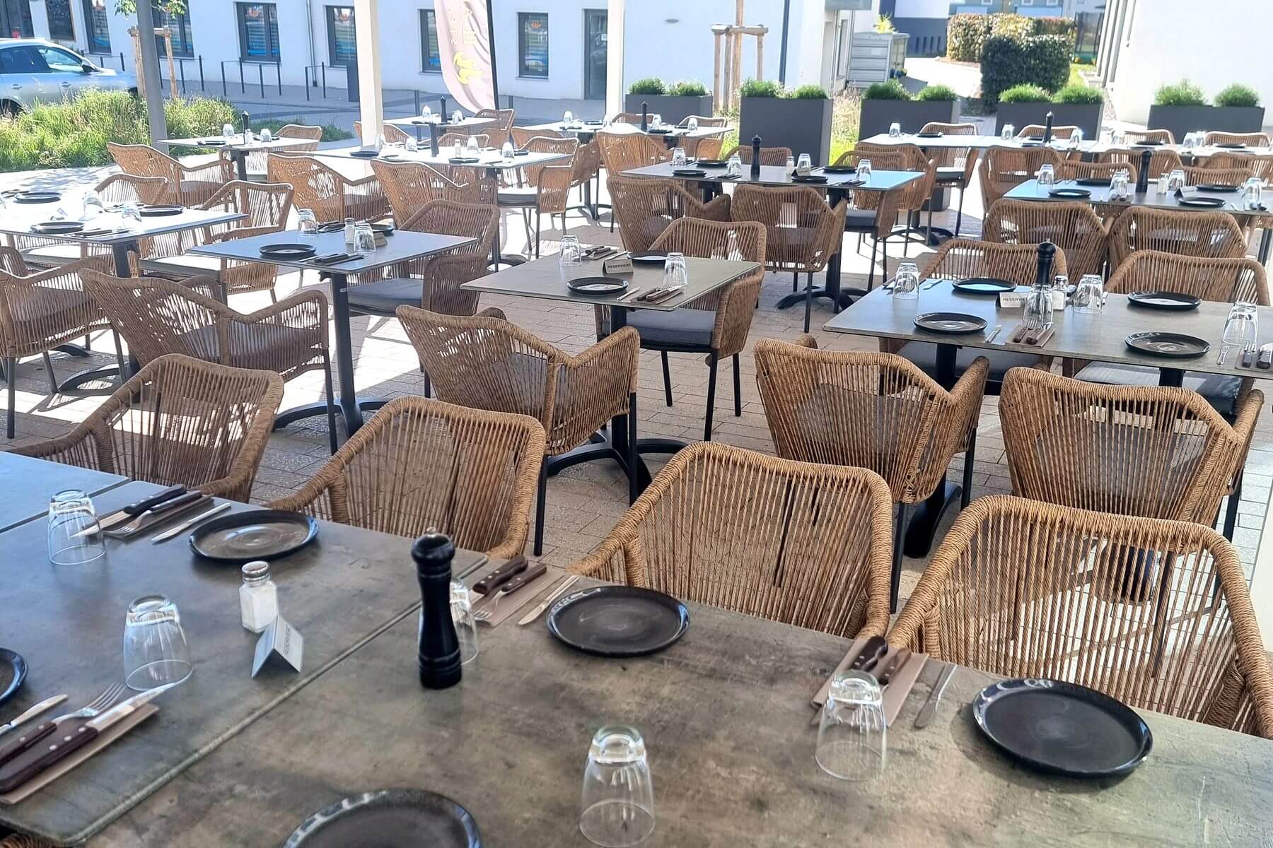 Gedeckte Terrasse im El Argentino Steakhaus Gedeckte Terrasse im El Argentino Steakhaus Lauchringen mit Tischen und Outdoor-Sitzmöbeln