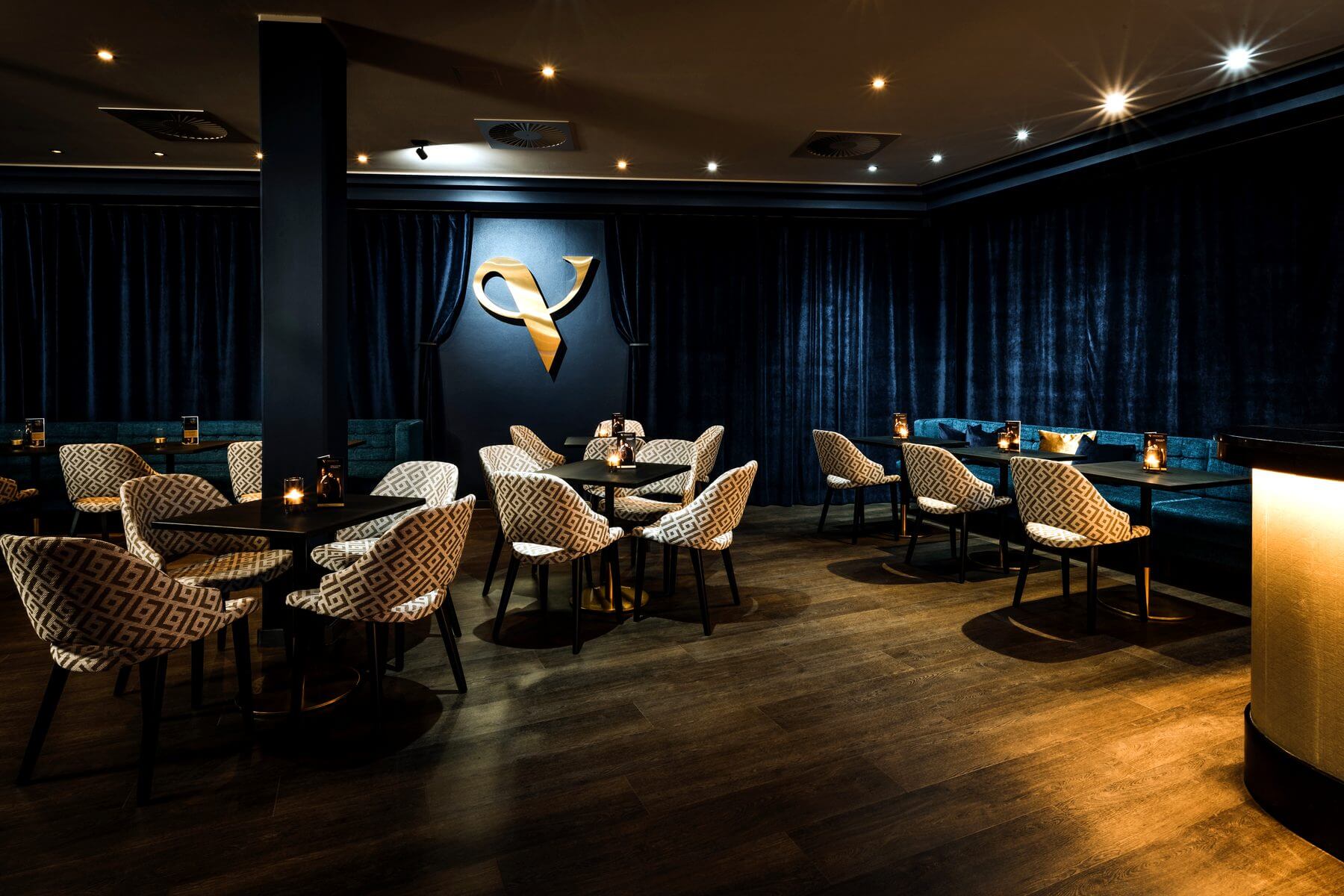 Übersicht der VERSCHMITTST Bar & Lounge Übersicht der Bar & Lounge im Zaubertheater VERSCHMITTST mit Sitzgruppen, Theke und Logo an der Wand