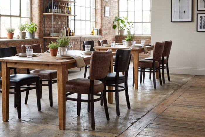 Holzstühle an gedeckten Restauranttischen