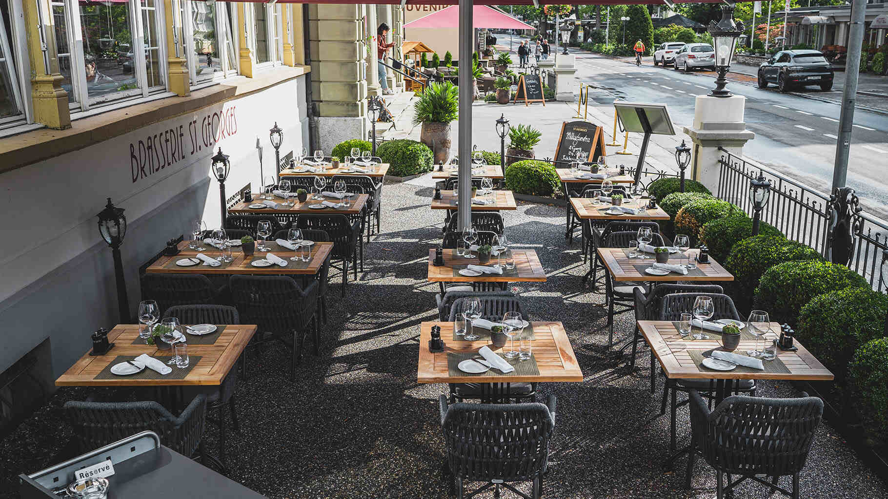 Brasserie St. Georges Einrichtung Einrichtung der Brasserie St. Georges mit Tischen und Sitzmöbeln von Objekt-M